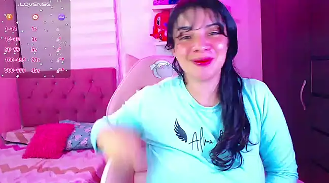 Snapshot of Vannessa__Shy chatting on January 18, 12:35 am Vannessa  Shy online show from January 18, 12:35 am