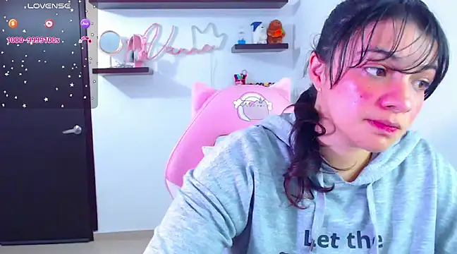 Snapshot of Vannessa__Shy chatting on February 5, 4:25 pm Vannessa  Shy online show from February 5, 4:25 pm