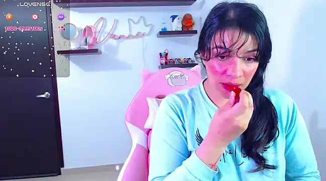 Snapshot of Vannessa__Shy chatting on February 6, 10:53 pm Vannessa  Shy online show from February 6, 10:53 pm