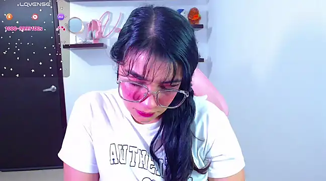 Snapshot of Vannessa__Shy chatting on February 7, 8:10 pm Vannessa  Shy online show from February 7, 8:10 pm