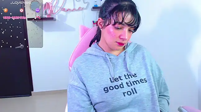 Snapshot of Vannessa__Shy chatting on February 15, 4:12 pm Vannessa  Shy online show from February 15, 4:12 pm