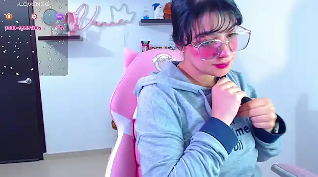 Snapshot of Vannessa__Shy chatting on February 21, 11:10 pm Vannessa  Shy online show from February 21, 11:10 pm