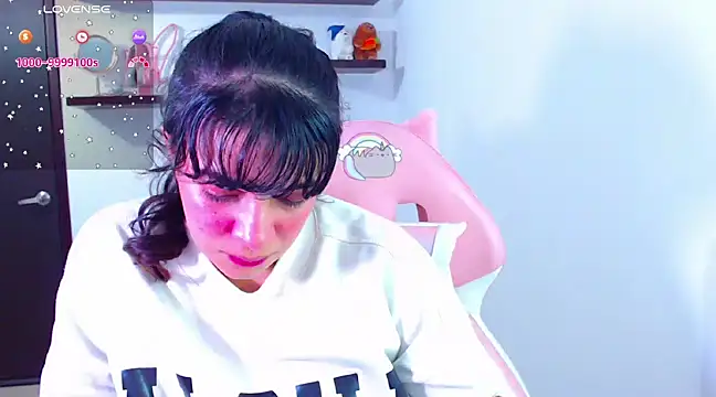 Snapshot of Vannessa__Shy chatting on February 24, 9:20 pm Vannessa  Shy online show from February 24, 9:20 pm