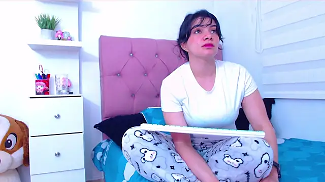 Snapshot of Vannessa__Shy chatting on September 22, 11:29 pm Vannessa  Shy online show from September 22, 11:29 pm
