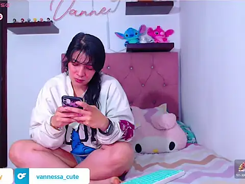Snapshot of Vannessa__Shy chatting on October 26, 10:25 pm Vannessa  Shy online show from October 26, 10:25 pm