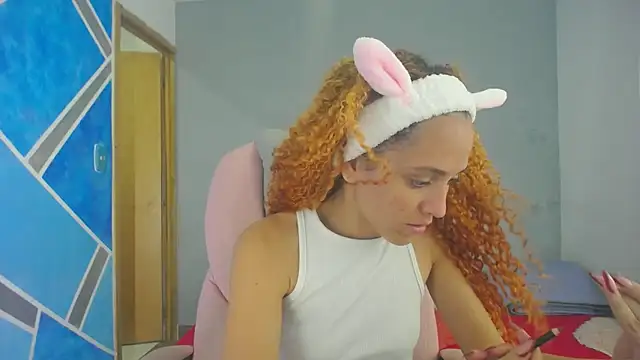 Snapshot of SexyLeilaa chatting on January 8, 3:08 am SexyLeilaa online show from January 8, 3:08 am