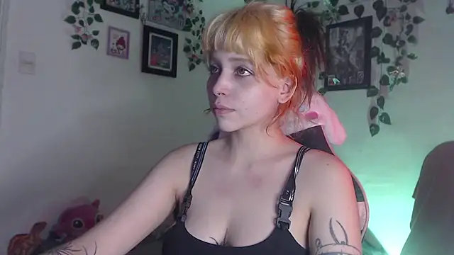 Snapshot of MaryJannes chatting on December 23, 5:17 am MaryJannes online show from December 23, 5:17 am