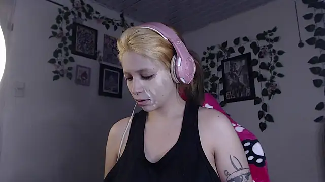 Snapshot of MaryJannes chatting on December 26, 6:52 am MaryJannes online show from December 26, 6:52 am