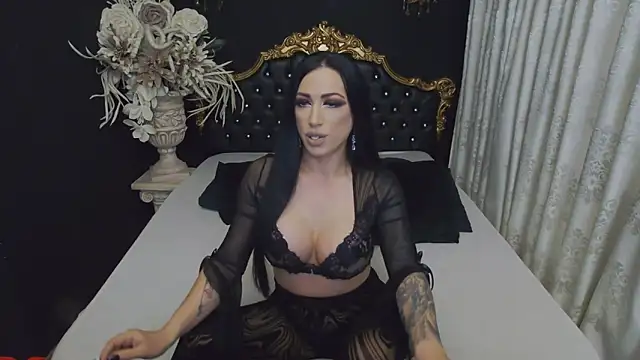 Snapshot of MichaelaDark chatting on November 7, 4:12 am MichaelaDark online show from November 7, 4:12 am