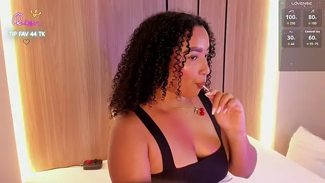 Snapshot of cloe_25 chatting on July 12, 2:35 am cloe 25 online show from July 12, 2:35 am