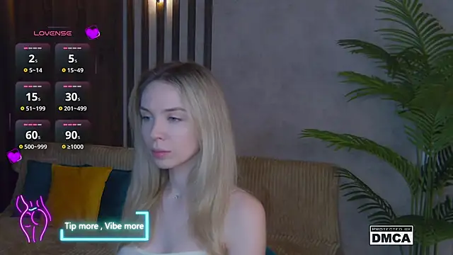 Snapshot of Holl1Would chatting on February 1, 7:44 pm Holl1Would online show from February 1, 7:44 pm