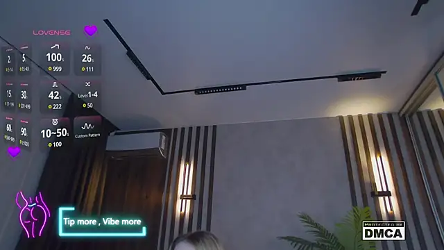 Snapshot of Holl1Would chatting on February 19, 7:59 pm Holl1Would online show from February 19, 7:59 pm