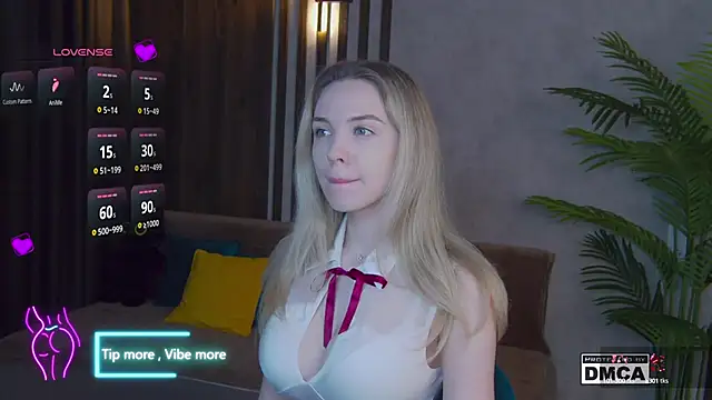 Snapshot of Holl1Would chatting on February 23, 8:11 pm Holl1Would online show from February 23, 8:11 pm