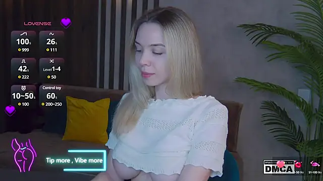 Snapshot of Holl1Would chatting on March 3, 6:37 am Holl1Would online show from March 3, 6:37 am