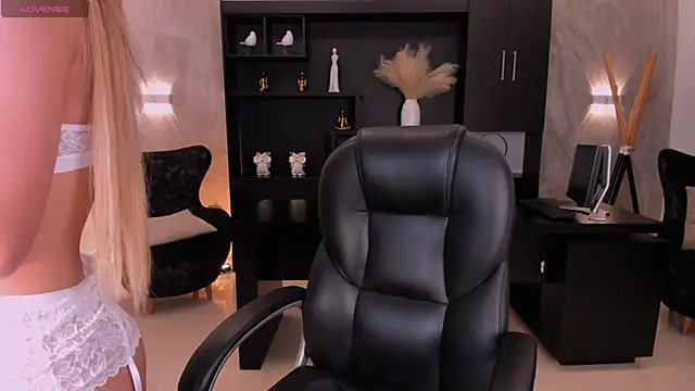 Snapshot of LexieWayne chatting on December 30, 11:06 pm LexieWayne online show from December 30, 11:06 pm