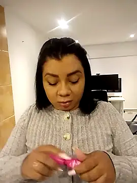 Snapshot of MelanyShayk chatting on February 13, 11:50 am MelanyShayk online show from February 13, 11:50 am