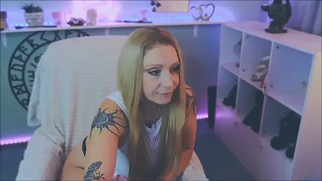 Snapshot of Jan_ina chatting on December 12, 2:22 pm Jan ina online show from December 12, 2:22 pm