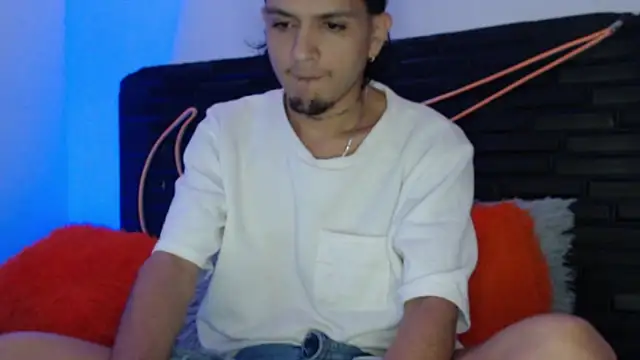 Snapshot of andersonZ998 chatting on December 15, 3:11 am andersonZ998 online show from December 15, 3:11 am