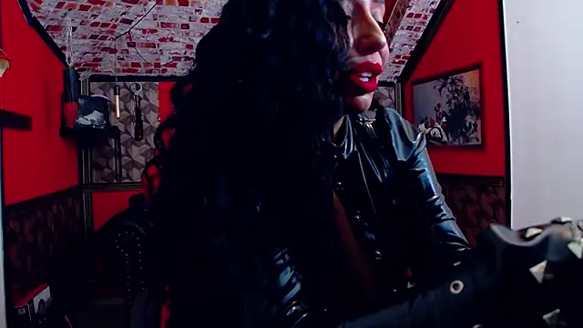 Snapshot of DommeBellatrix chatting on October 25, 6:21 am DommeBellatrix online show from October 25, 6:21 am