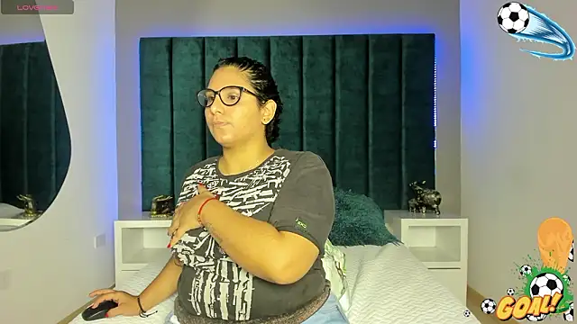 DanielleEvans  online show from January 17, 11:26 am