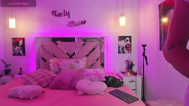 Snapshot of Karly_moon chatting on November 19, 5:13 pm Karly moon online show from November 19, 5:13 pm