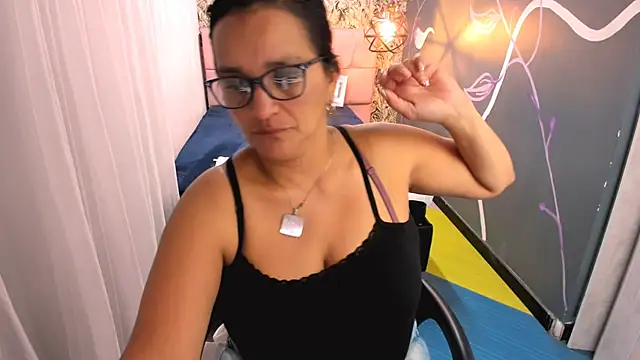 Snapshot of MarilynMiilf_ chatting on March 13, 10:54 pm MarilynMiilf online show from March 13, 10:54 pm