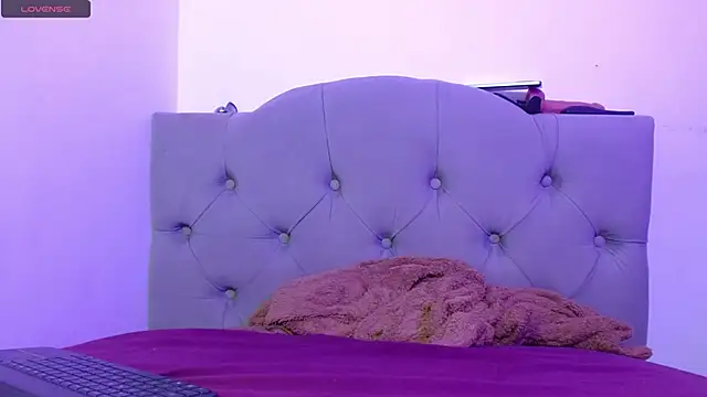 Snapshot of Red-moon1 chatting on January 4, 1:53 pm Red-moon1 online show from January 4, 1:53 pm