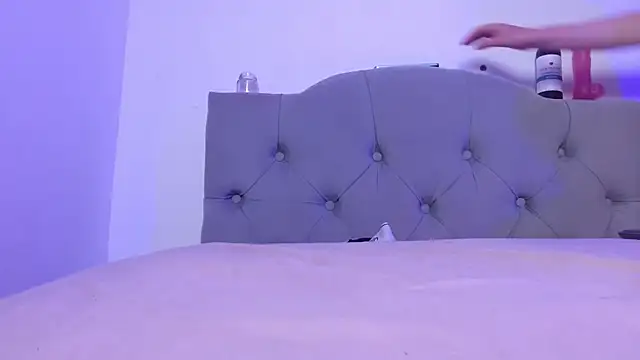 Snapshot of Red-moon1 chatting on February 6, 4:58 pm Red-moon1 online show from February 6, 4:58 pm