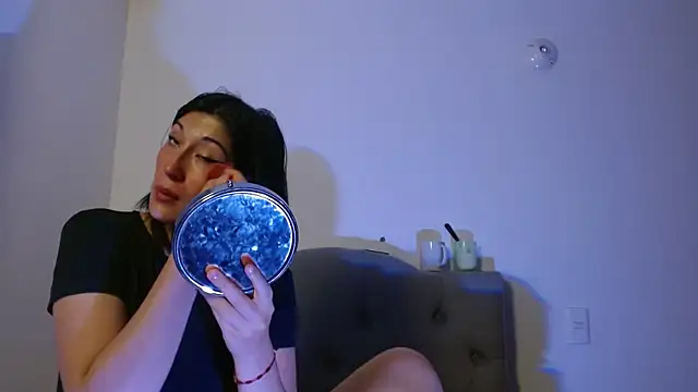 Snapshot of Red-moon1 chatting on February 11, 1:09 pm Red-moon1 online show from February 11, 1:09 pm