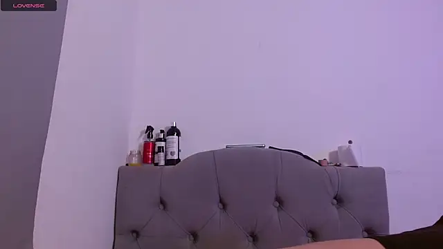 Snapshot of Red-moon1 chatting on February 18, 2:38 pm Red-moon1 online show from February 18, 2:38 pm