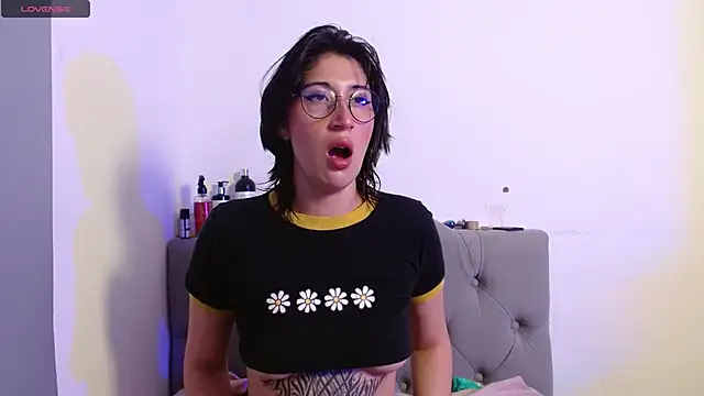 Snapshot of Red-moon1 chatting on March 8, 12:09 pm Red-moon1 online show from March 8, 12:09 pm