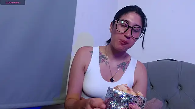 Snapshot of Red-moon1 chatting on October 9, 3:26 am Red-moon1 online show from October 9, 3:26 am