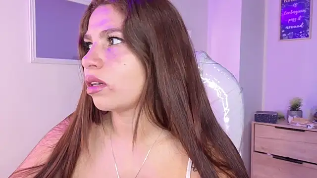 Snapshot of bluee_hazell chatting on October 26, 10:10 am bluee hazell online show from October 26, 10:10 am