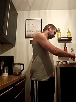 Snapshot of Mjn34 chatting on December 15, 6:17 am Mjn34 online show from December 15, 6:17 am