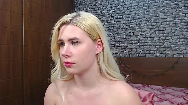 Snapshot of CuteBlondeMe chatting on March 9, 8:52 pm CuteBlondeMe online show from March 9, 8:52 pm