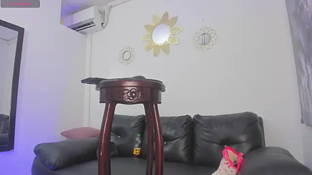 Snapshot of Sophia_Cameron chatting on January 20, 4:32 am Sophia Cameron online show from January 20, 4:32 am