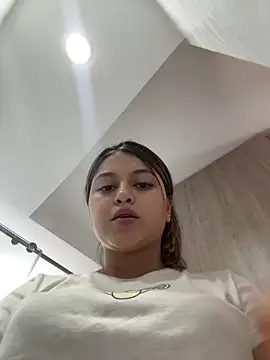 lunablossom  online show from December 16, 7:54 pm