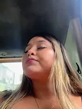 lunablossom  online show from February 8, 7:38 pm