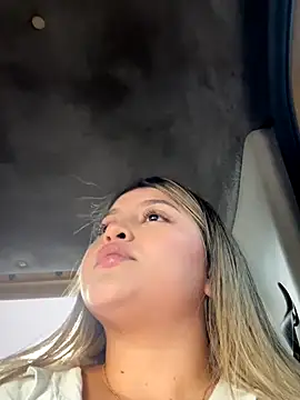 lunablossom  online show from September 27, 9:09 pm