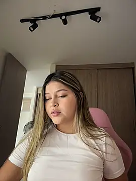 lunablossom  online show from March 27, 6:29 pm