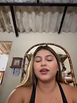 lunablossom  online show from March 31, 9:15 pm