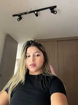 lunablossom  online show from April 6, 10:00 pm