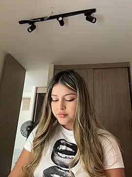 lunablossom  online show from April 10, 8:02 pm