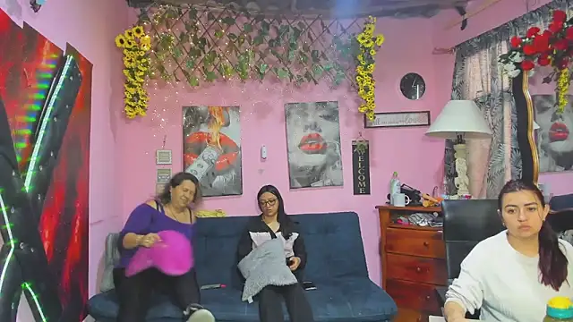 lesbiancuple online show from April 7, 11:54 am