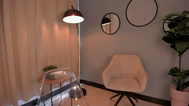 Snapshot of LiaPearce chatting on December 2, 2:30 pm LiaPearce online show from December 2, 2:30 pm