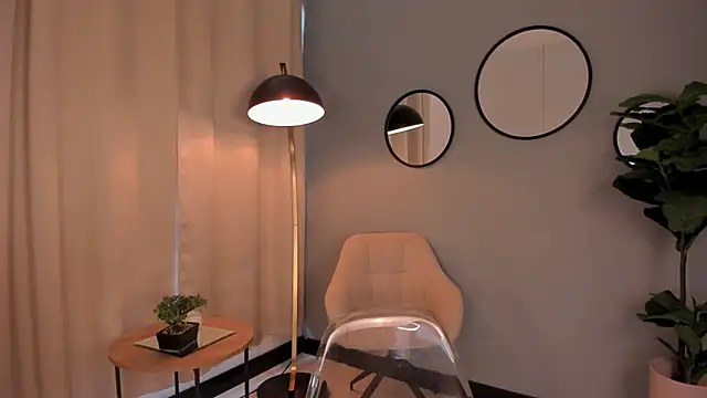 Snapshot of LiaPearce chatting on December 9, 1:13 pm LiaPearce online show from December 9, 1:13 pm