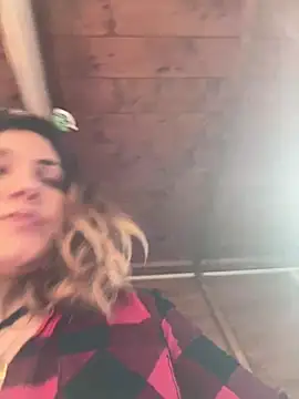 Snapshot of DaisyVibesss chatting on December 23, 2:07 pm DaisyVibesss online show from December 23, 2:07 pm