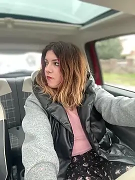 Snapshot of DaisyVibesss chatting on February 22, 1:35 pm DaisyVibesss online show from February 22, 1:35 pm