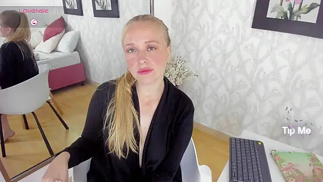 EmilySumer online show from December 26, 9:01 am