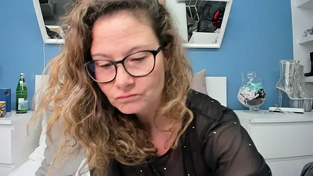 izzy-mendosa online show from April 13, 3:17 pm